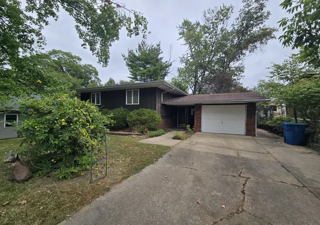 Photo 4 of Single family home for sale at 10 Westwood Dr, Mt Vernon, IL 62864 | MLS# 12767269 | Listing updated on 2026-09-30