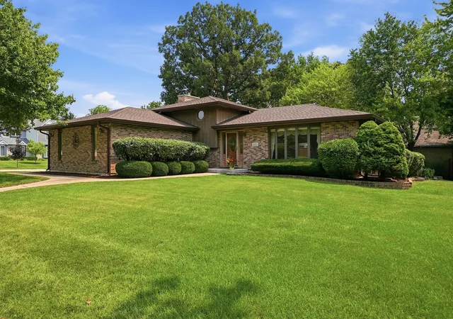 Single family home for sale at 800 Ravinia Dr, Shorewood, IL 60404 | MLS# 12767284