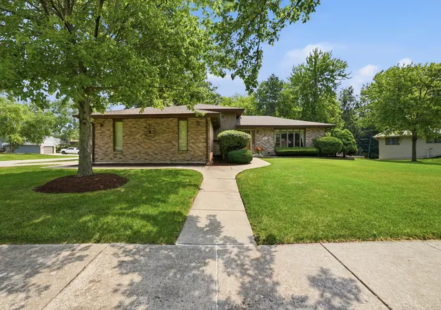 Photo 2 of Single family home for sale at 800 Ravinia Dr, Shorewood, IL 60404 | MLS# 12767284 | Listing updated on 2026-09-23