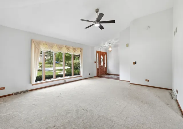 Photo 4 of Single family home for sale at 800 Ravinia Dr, Shorewood, IL 60404 | MLS# 12767284 | Listing updated on 2026-09-23