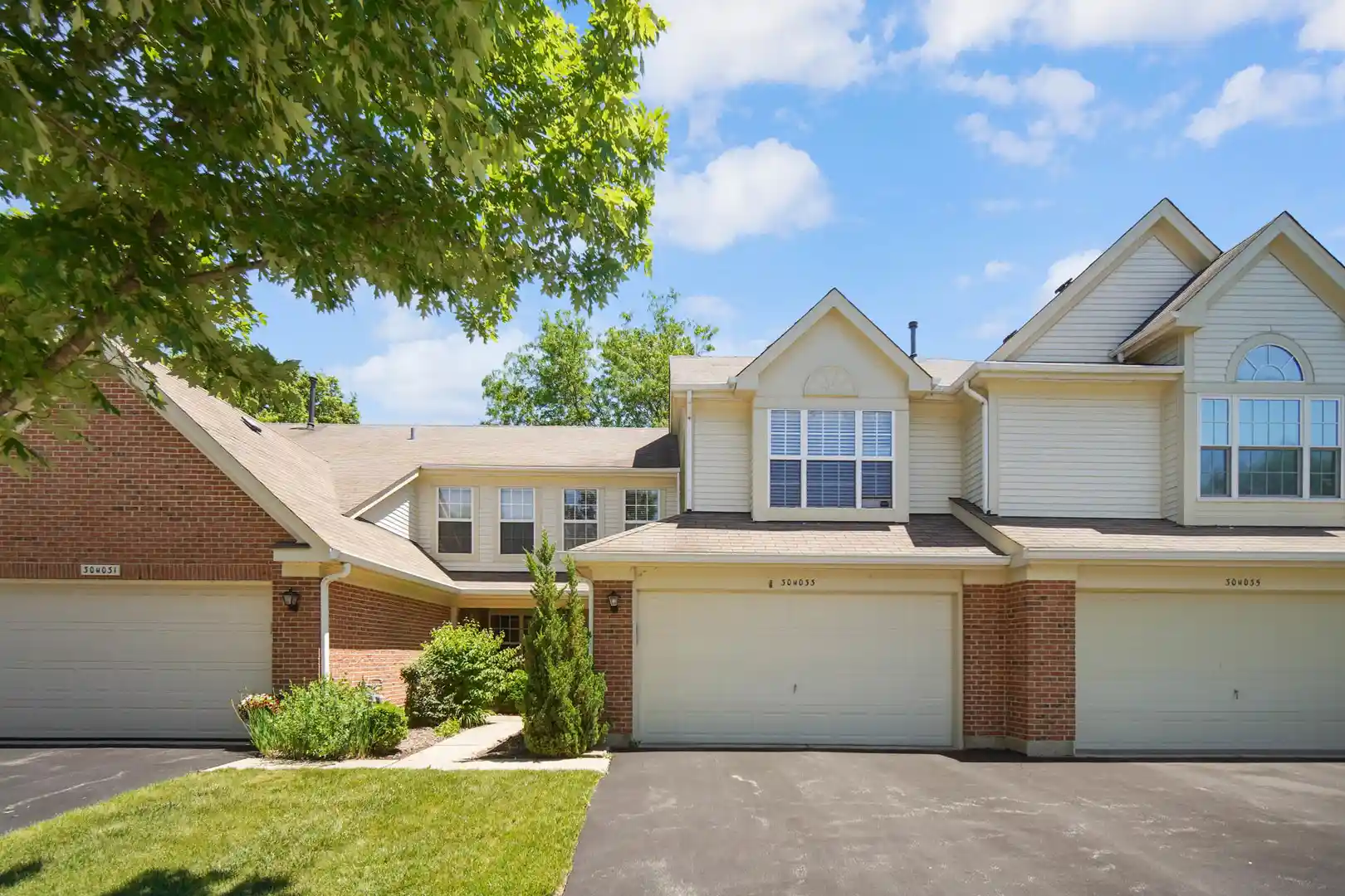 Listing Photo 1 - Condo for sale in 30W033 Princeton Ct located at 30W033 Princeton Ct, Warrenville, IL 60555 - Unit 30w033 Princeton Ct