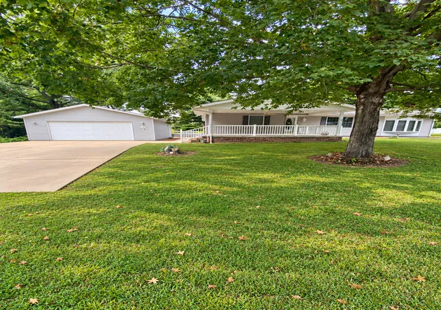Photo 1 of Single family home for sale at 206 Junction St, Centralia, IL 62801 | MLS# 12767287 | Listing updated on 2026-09-30
