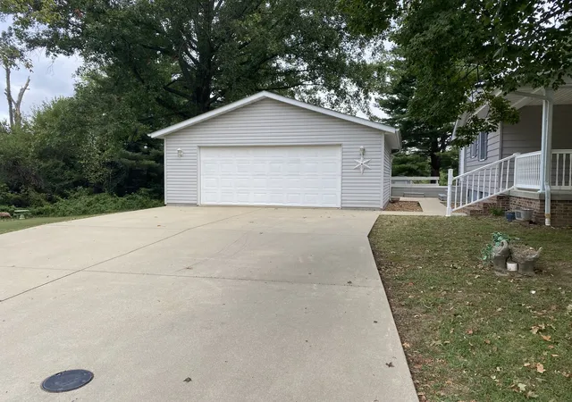 Photo 3 of Single family home for sale at 206 Junction St, Centralia, IL 62801 | MLS# 12767287 | Listing updated on 2026-09-30