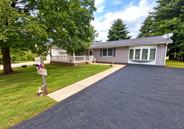 Photo 2 of Single family home for sale at 206 Junction St, Centralia, IL 62801 | MLS# 12767287 | Listing updated on 2026-09-30