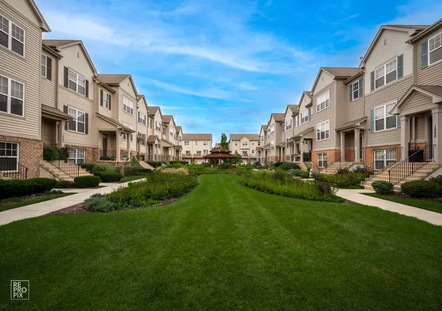 Photo 1 of Townhouse for sale at 1262 Evergreen Ave, Des Plaines, IL 60016 | MLS# 12767300 | Listing updated on 2026-09-24