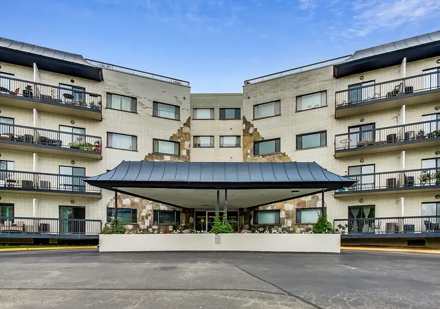 Listing Photo 2 - Condo for sale in building located at 6700 S Brainard Ave, Countryside, IL 60525 - Unit #101