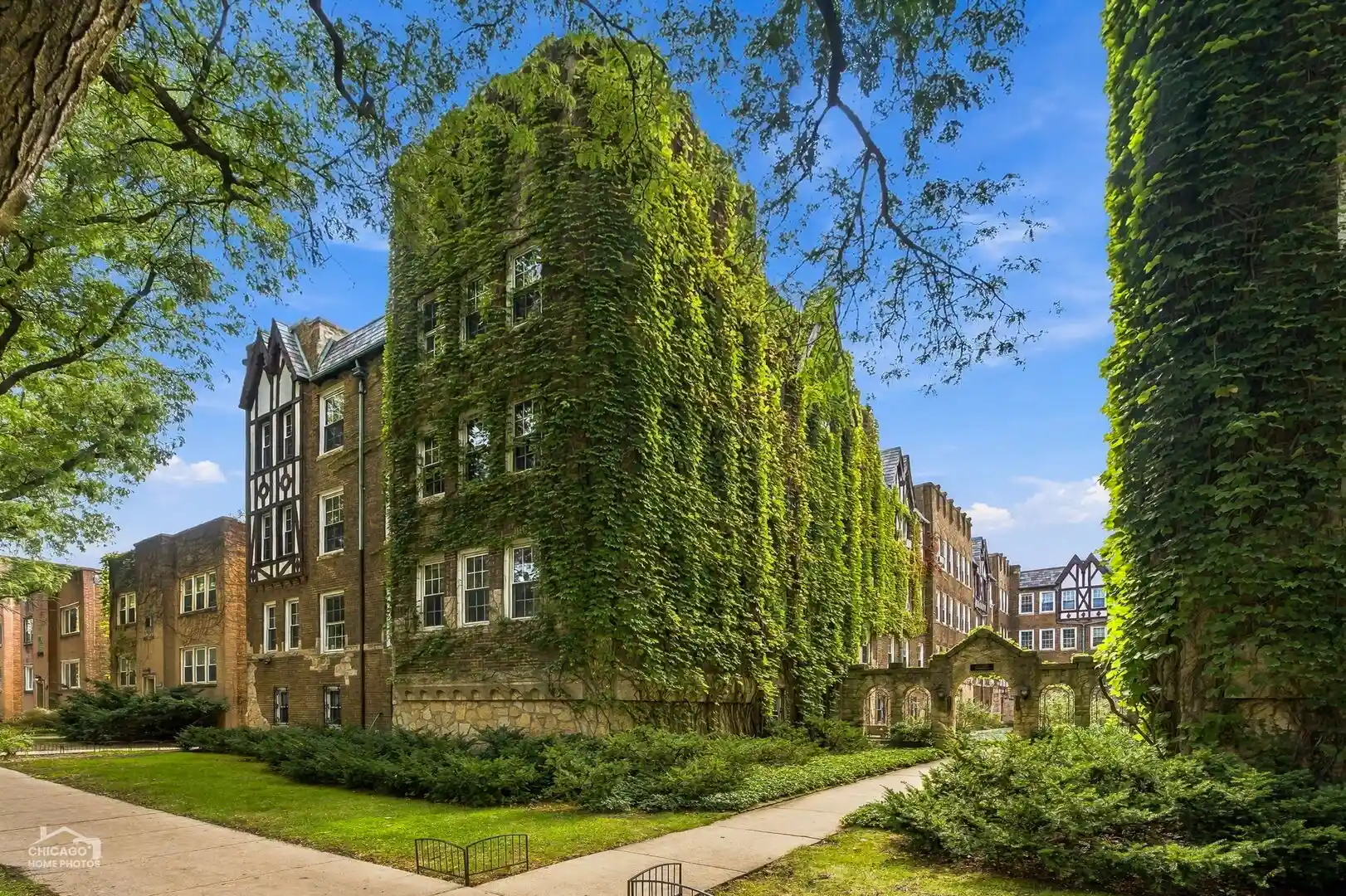 Listing Photo 1 - Condo for sale at Ivy Court Condominiums, Unit 3S 2325 W Farwell Ave, Ivy Court Condominiums, Chicago, IL 60645 | Built Year: undefined - undefined