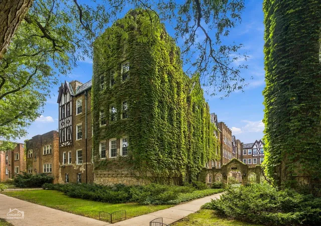 Listing Photo 1 - Condo for sale at Ivy Court Condominiums, Unit 3S 2325 W Farwell Ave, Ivy Court Condominiums, Chicago, IL 60645 | Built Year: 1929-1930