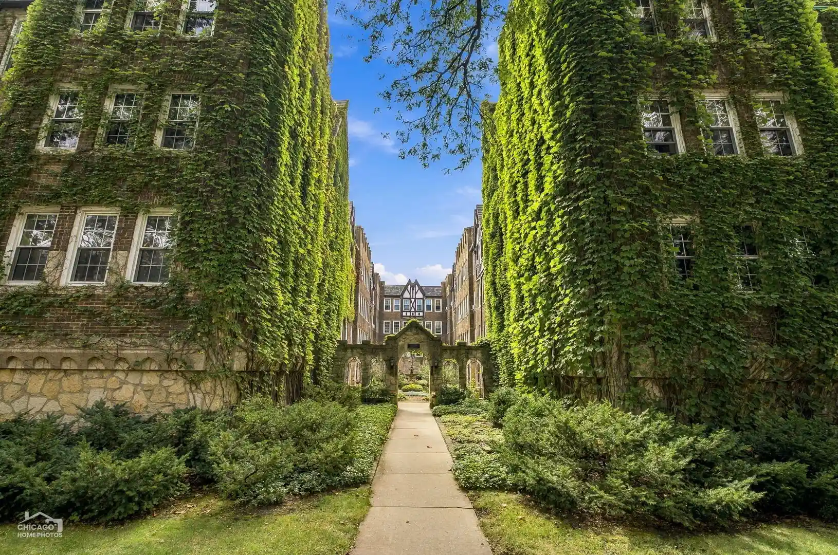 Listing Photo 2 - Condo for sale at Ivy Court Condominiums, Unit 3S 2325 W Farwell Ave, Ivy Court Condominiums, Chicago, IL 60645 | Built Year: undefined - undefined