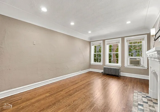 Listing Photo 4 - Condo for sale at Ivy Court Condominiums, Unit 3S 2325 W Farwell Ave, Ivy Court Condominiums, Chicago, IL 60645 | Built Year: 1929-1930