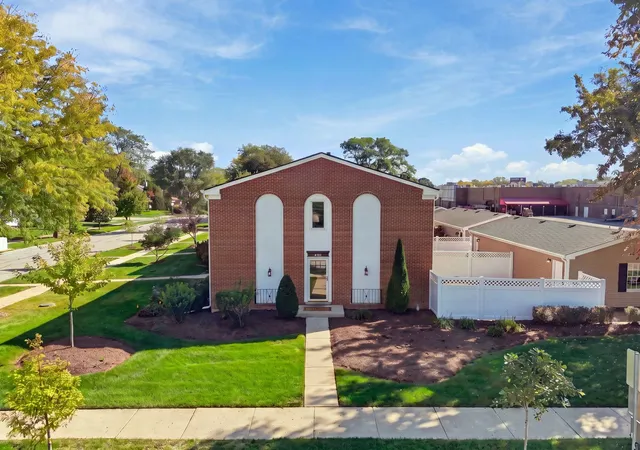 Photo 1 of Townhouse for sale at 4201 Cumnor Rd, Downers Grove, IL 60515 | MLS# 12767377 | Listing updated on 2026-10-08