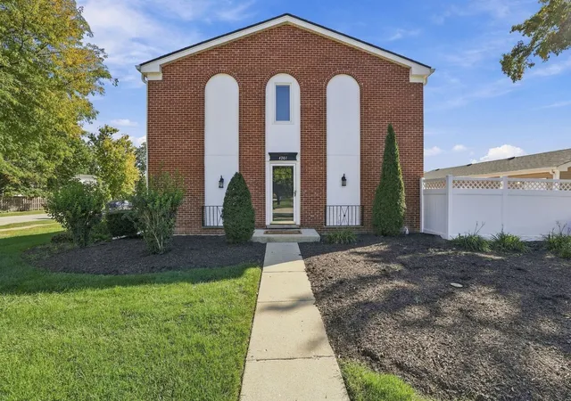 Photo 2 of Townhouse for sale at 4201 Cumnor Rd, Downers Grove, IL 60515 | MLS# 12767377 | Listing updated on 2026-10-08