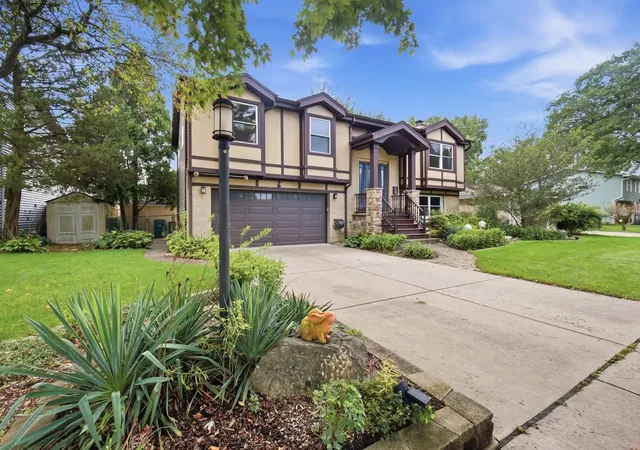 Photo 1 of Single family home for sale at 135 W King Arthur Ct, Palatine, IL 60067 | MLS# 12767393 | Listing updated on 2026-09-24