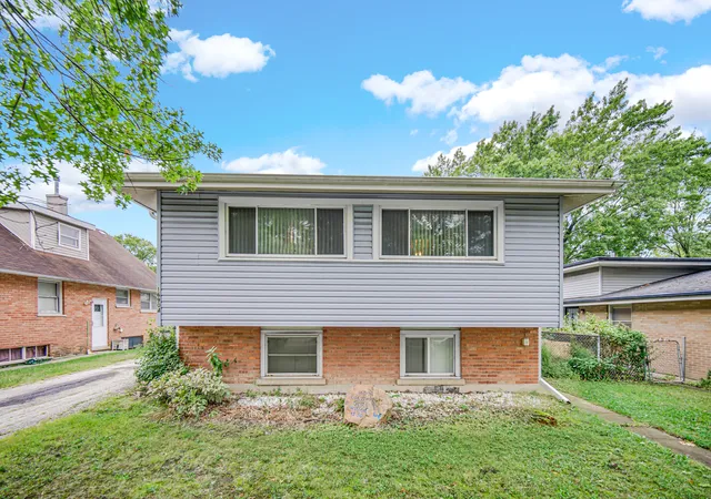 Photo 2 of Single family home for sale at 16904 Old Elm Dr, Country Club Hills, IL 60478 | MLS# 12767399 | Listing updated on 2026-09-26