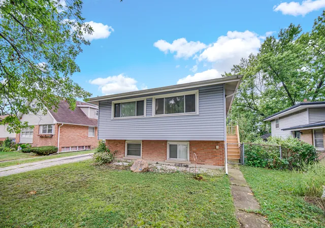 Photo 3 of Single family home for sale at 16904 Old Elm Dr, Country Club Hills, IL 60478 | MLS# 12767399 | Listing updated on 2026-09-26