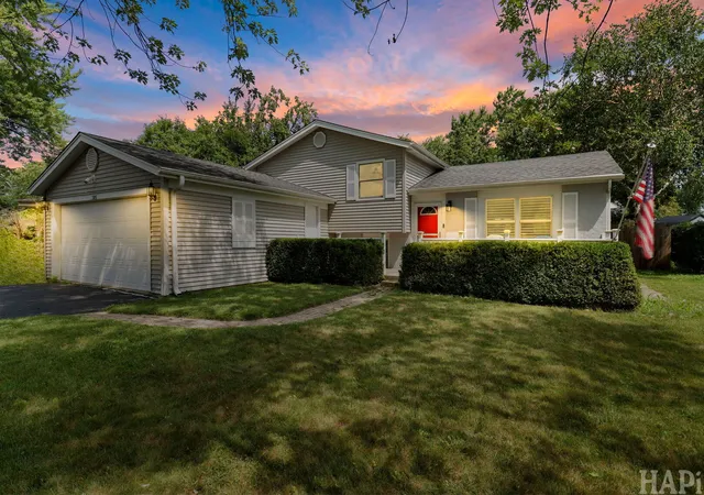 Photo 2 of Single family home for sale at 385 Northgate Rd, Lindenhurst, IL 60046 | MLS# 12767414 | Listing updated on 2026-09-24