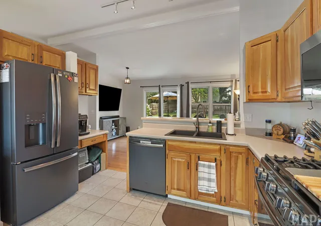 Photo 3 of Single family home for sale at 385 Northgate Rd, Lindenhurst, IL 60046 | MLS# 12767414 | Listing updated on 2026-09-24