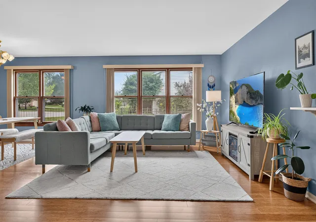 Photo 4 of Single family home for sale at 650 Wainsford Dr, Hoffman Estates, IL 60169 | MLS# 12767425 | Listing updated on 2026-09-24