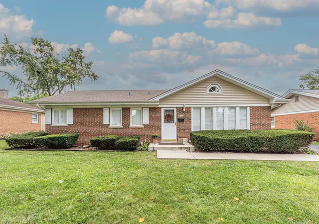 Photo 2 of Single family home for sale at 412 Catalpa Ave, Itasca, IL 60143 | MLS# 12767441 | Listing updated on 2026-10-07