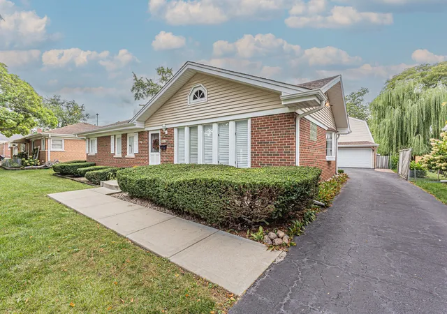 Photo 3 of Single family home for sale at 412 Catalpa Ave, Itasca, IL 60143 | MLS# 12767441 | Listing updated on 2026-10-07