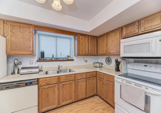Listing Photo 5 - Condo for sale in building located at 9165 N Rd, Palos Hills, IL 60465 - Unit #F