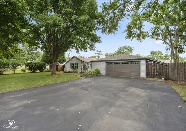 Photo 2 of Single family home for sale at 172 Lawton Ln, Bolingbrook, IL 60440 | MLS# 12767459 | Listing updated on 2026-09-30
