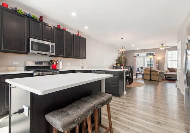 Photo 4 of Townhouse for sale at 191 Lakeshore Dr, Oswego, IL 60543 | MLS# 12767463 | Listing updated on 2026-09-30