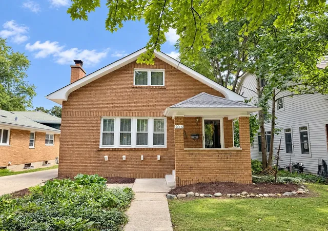 Photo 2 of Single family home for sale at 20 S Julian St, Naperville, IL 60540 | MLS# 12767488 | Listing updated on 2026-10-08