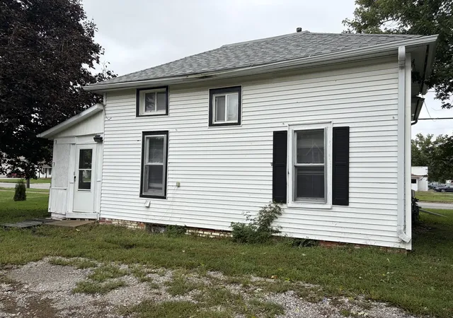 Photo 2 of Single family home for sale at 402 Sw 3rd Street, Aledo, IL 61231 | MLS# 12767503 | Listing updated on 2026-09-30