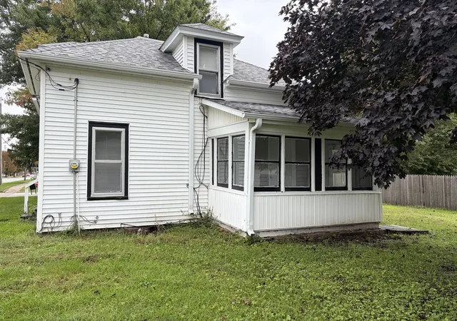 Photo 3 of Single family home for sale at 402 Sw 3rd Street, Aledo, IL 61231 | MLS# 12767503 | Listing updated on 2026-09-30