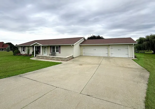 Photo 1 of Single family home for sale at 1910 Lakeview Ln, Dixon, IL 61021 | MLS# 12767517 | Listing updated on 2026-09-30