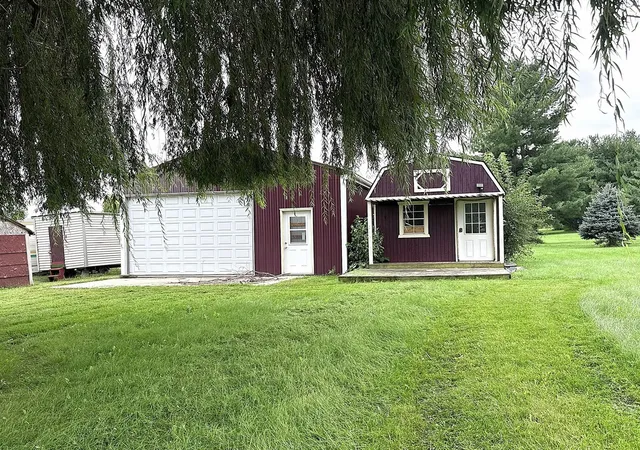 Photo 3 of Single family home for sale at 1910 Lakeview Ln, Dixon, IL 61021 | MLS# 12767517 | Listing updated on 2026-09-30