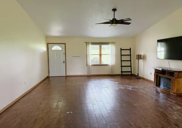 Photo 3 of Single family home for sale at 1910 Lakeview Ln, Dixon, IL 61021 | MLS# 12767517 | Listing updated on 2026-10-07
