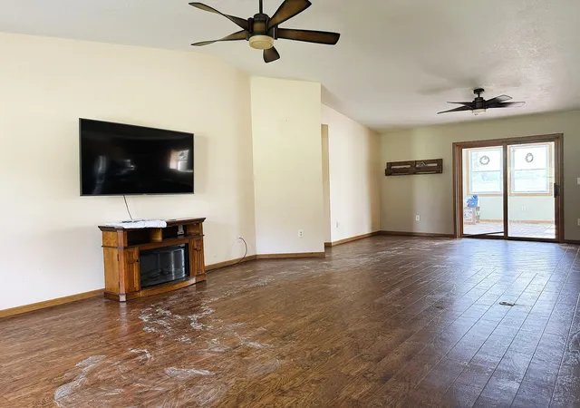 Photo 4 of Single family home for sale at 1910 Lakeview Ln, Dixon, IL 61021 | MLS# 12767517 | Listing updated on 2026-10-07