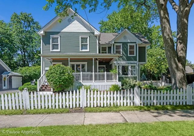 Single family home for sale at 318 W Lake St, Barrington, IL 60010 | MLS# 12767529
