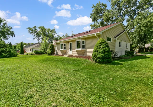 Photo 2 of Single family home for sale at 7721 Stevens St, Darien, IL 60561 | MLS# 12767540 | Listing updated on 2026-09-23