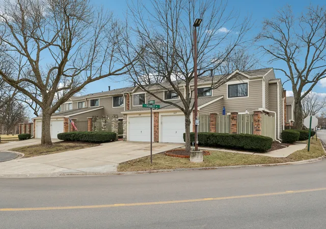 Photo 2 of Townhouse for sale at 105 W Dover Dr, Mount Prospect, IL 60056 | MLS# 12767548 | Listing updated on 2026-09-24