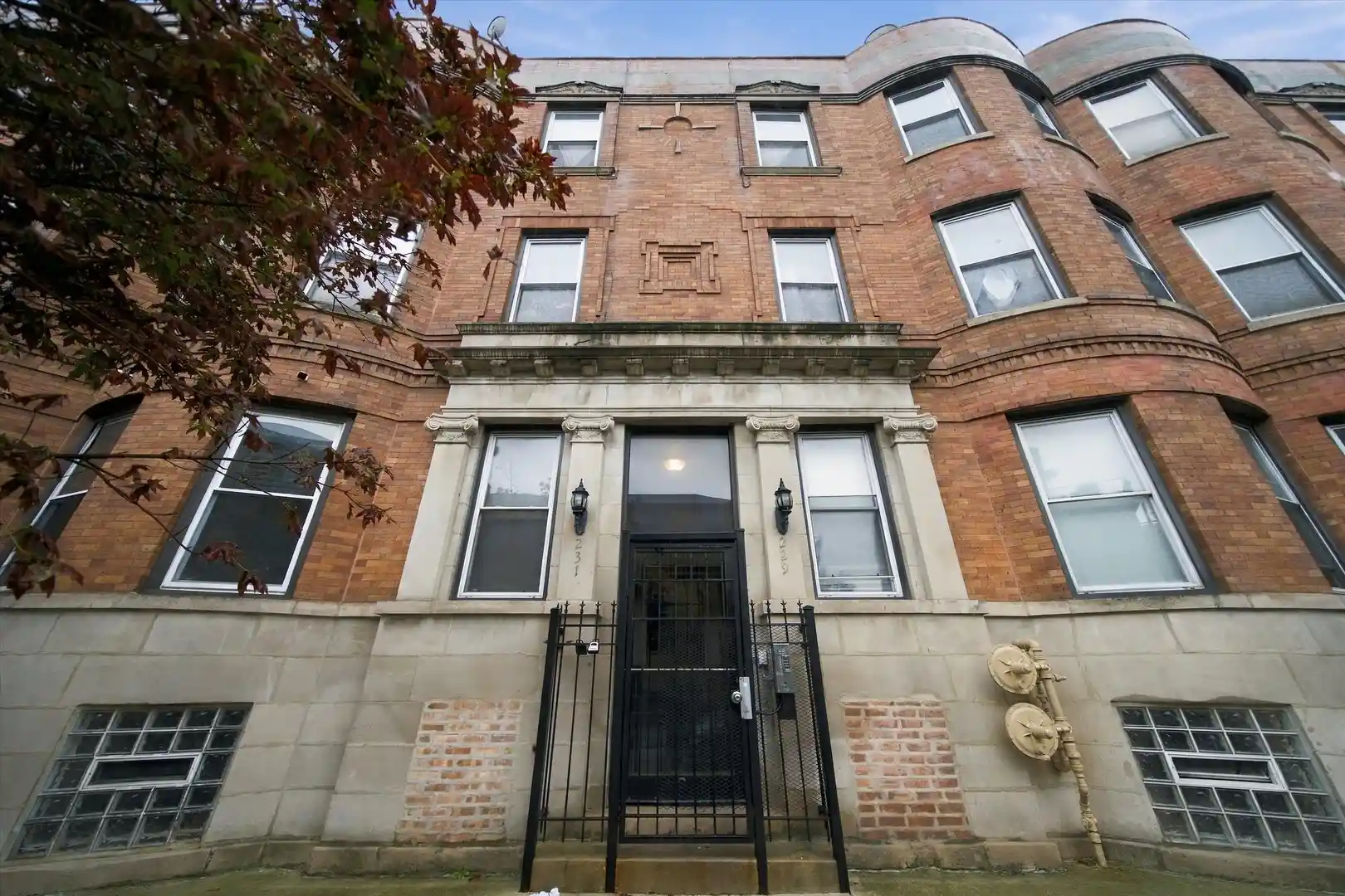 Listing Photo 2 - Condo for sale in 231 E 59Th St located at 231 E 59Th St, Chicago, IL 60637 - Unit 231 E 59th Street