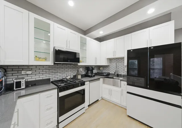 Photo 4 of Condo for sale at 231 E 59th Street #1, Chicago, IL 60637 | MLS# 12767563 | Listing updated on 2026-10-07