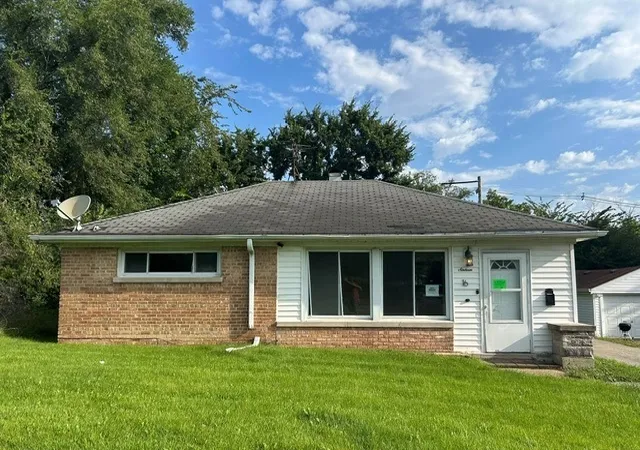 Single family home for sale at 16 Sauk Trl, Park Forest, IL 60466 | MLS# 12767568