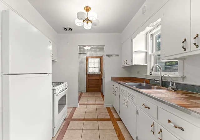 Photo 3 of Single family home for sale at 424 Village Rd, Willowbrook, IL 60527 | MLS# 12767579 | Listing updated on 2026-10-01