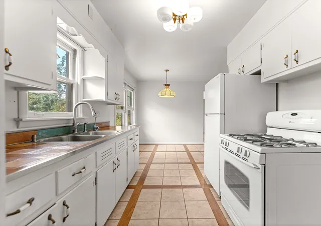 Photo 4 of Single family home for sale at 424 Village Rd, Willowbrook, IL 60527 | MLS# 12767579 | Listing updated on 2026-10-01