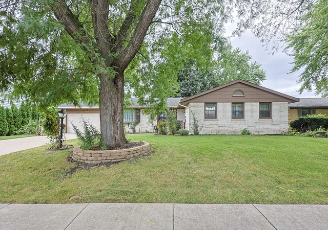 Photo 4 of Single family home for sale at 1431 Maple Ln, Elgin, IL 60123 | MLS# 12767580 | Listing updated on 2026-10-02
