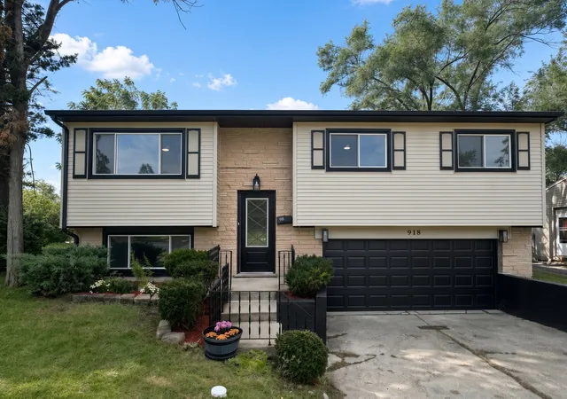 Single family home for sale at 918 Union Dr, University Park, IL 60484 | MLS# 12767642