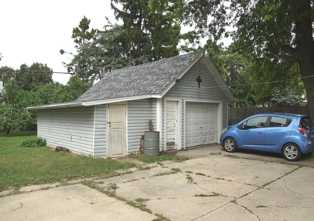 Photo 3 of Single family home for sale at 347 S Lake St, Aurora, IL 60506 | MLS# 12767658 | Listing updated on 2026-10-04