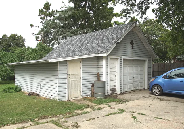 Photo 3 of Single family home for sale at 347 S Lake St, Aurora, IL 60506 | MLS# 12767658 | Listing updated on 2026-10-04