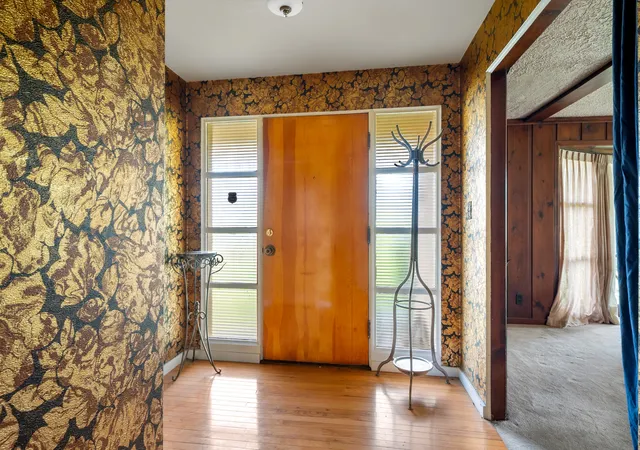 Photo 2 of Single family home for sale at 400 Sugar Crk Dr, Joliet, IL 60433 | MLS# 12767666 | Listing updated on 2026-09-23