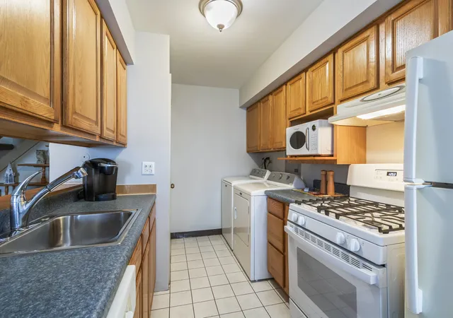 Photo 4 of Townhouse for sale at 1585 Cove Dr, Prospect Heights, IL 60070 | MLS# 12767668 | Listing updated on 2026-09-25
