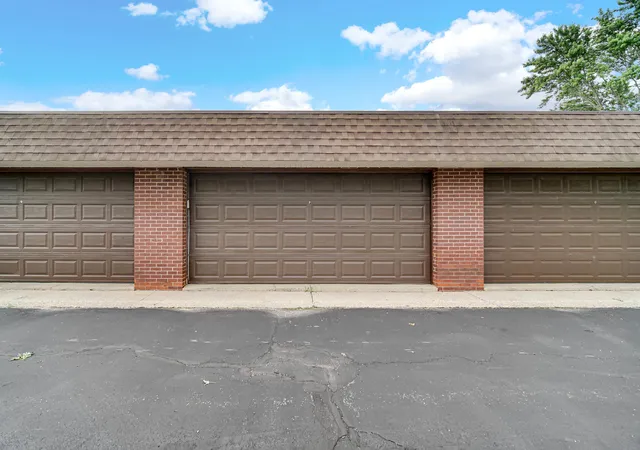 Listing Photo 4 - Condo for sale in building located at 1030 S Fernandez Ave, Arlington Heights, IL 60005 - Unit #4-M