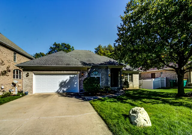 Photo 2 of Single family home for sale at 913 East St, Lemont, IL 60439 | MLS# 12767680 | Listing updated on 2026-10-21